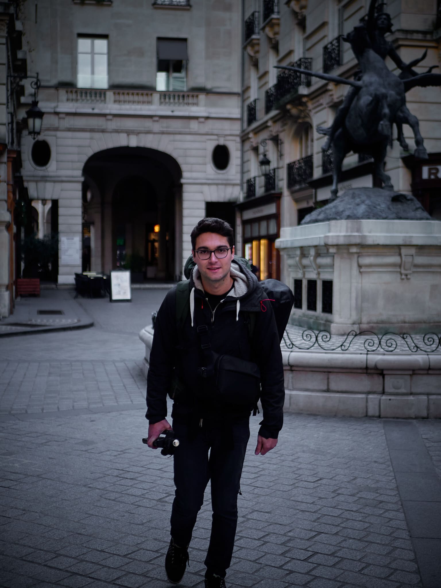 Photo de moi avec mon matériel photo dans les rues de Paris